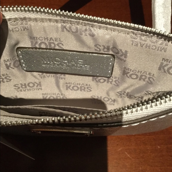 ⭐️Host Pick⭐️Michael Kors Jet Set Silver Wristlet - Picture 8 of 8